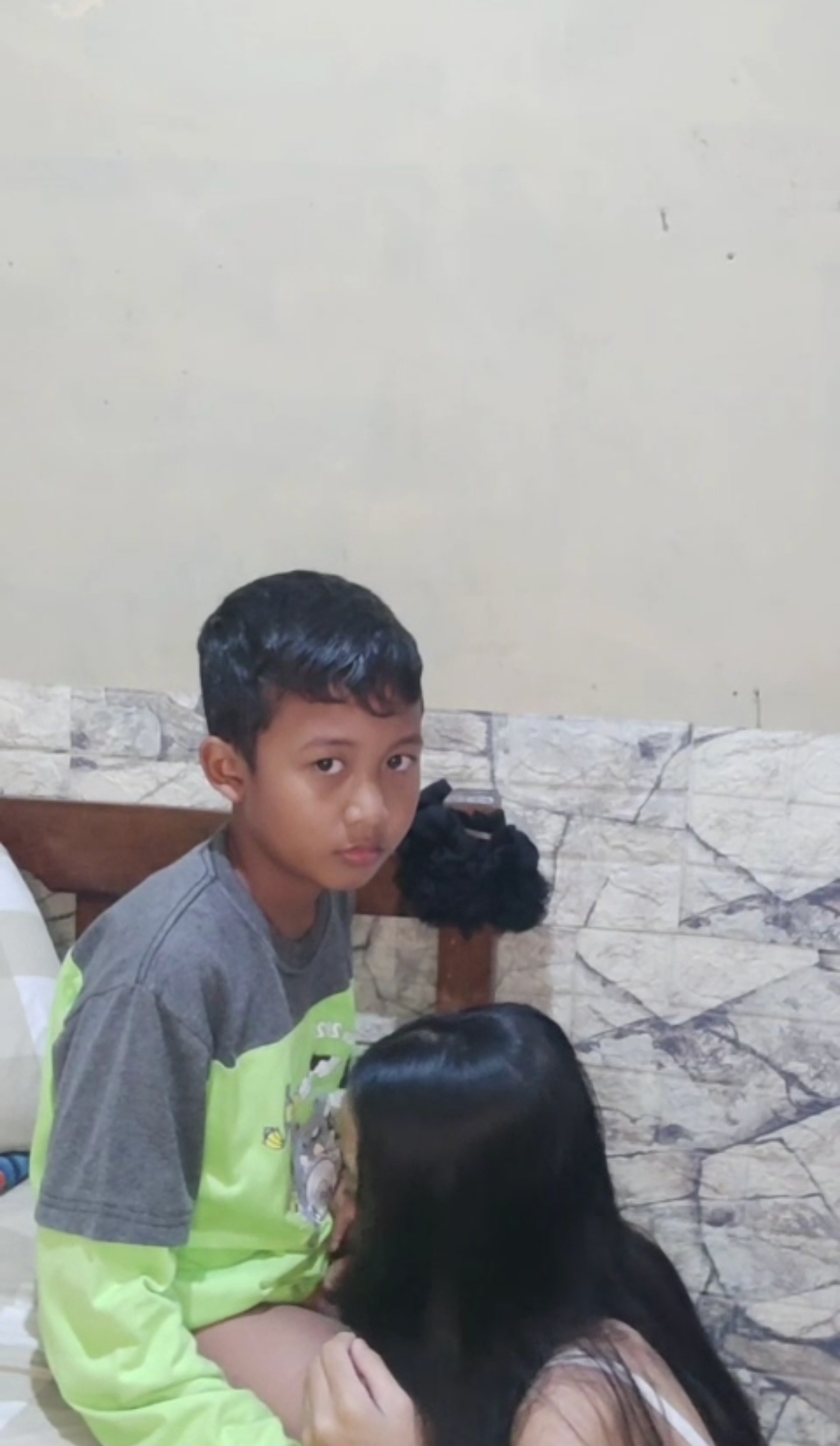 Andini Nyepongin Adiknya